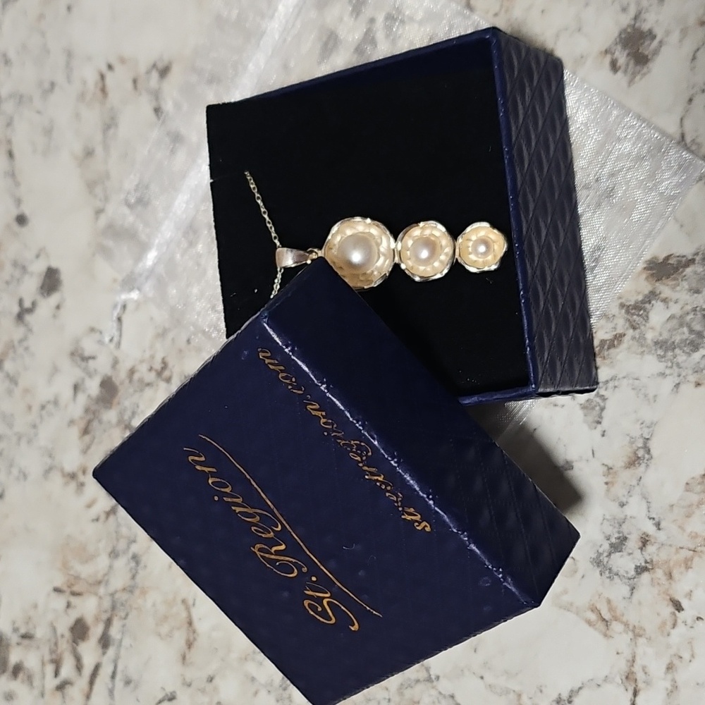 Cascading Pearls Pendant w/chain! - Picture 9 of 9